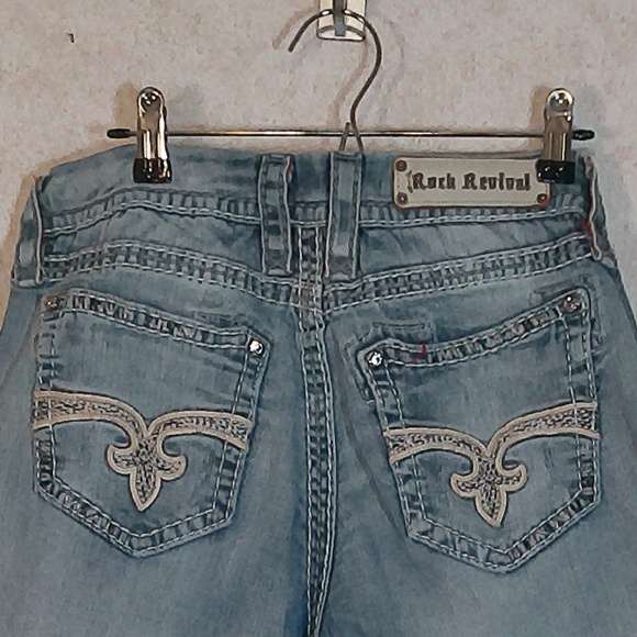 LKNW Rock Revival Ella Capri Jeans WSz30 Faded Blue, Flur De Lis + Rhinestones - Picture 1 of 15